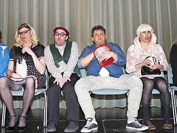 Illustre Kinobesucher: Für (von links) Charly Rüttinger, Peter Bäuerlein, Marco Rüttinger, Johannes "Co" Kremer, Stefan Seufert und Marie Luise Klopf war es ein wahrlich schöner Film. Für die Zuschauer auf der anderen Seite erst recht. Fotos: Ralf Naumann