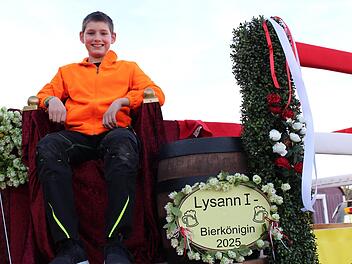 Nicht Lysann I, sondern Phillip Köberlein sitzt schon einmal Probe auf dem Wagen, den er selbst mitgebaut hat. Fotos: Yannick Hupfer