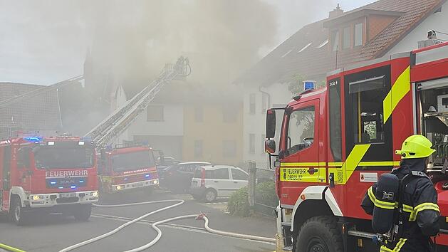 Wohnhausbrand sorgt für Feuerwehr-Großeinsatz im Kreis Coburg