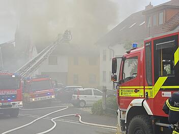 Wohnhausbrand sorgt für Feuerwehr-Großeinsatz im Kreis Coburg