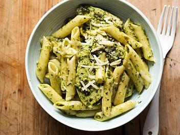 Nudeln mit Gr&uuml;nkohl-So&szlig;e