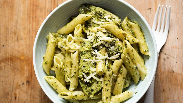 Nudeln mit Gr&uuml;nkohl-So&szlig;e