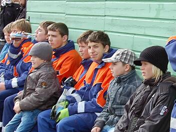 Noch dürfen die Jugendlichen bei der Feuerwehrübung nur zuschauen. Doch schon bald wird es auch bei ihnen ernst. Sie zeigen Interesse. Fotos: Günther Straub