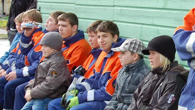 Noch dürfen die Jugendlichen bei der Feuerwehrübung nur zuschauen. Doch schon bald wird es auch bei ihnen ernst. Sie zeigen Interesse. Fotos: Günther Straub