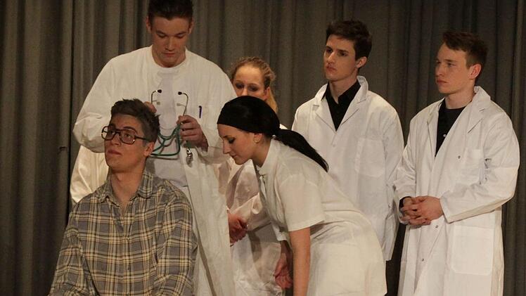 Bruno im Alter, grauhaarig, mit Brille und krank