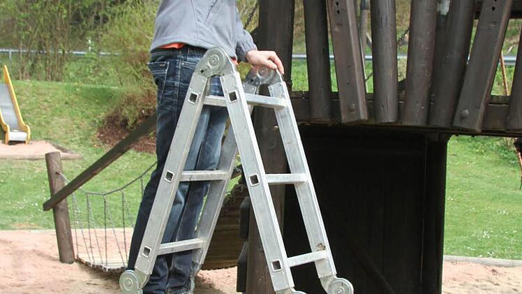 Felix Kremer streicht den Kletterturm, eine Arbeit, die ihm sichtlich Spaß macht.