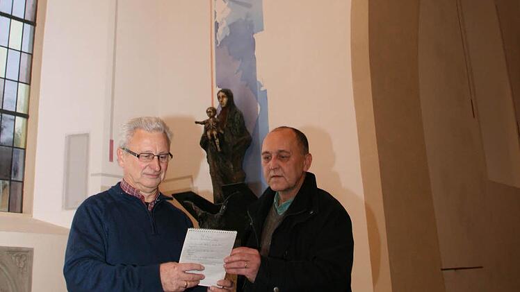 Kirchenpfleger Robert Göcking (links) und Pfarrer Gottfryd Mizerski sind rundum zufrieden mit der neuen Wartenfelser Pfarrkirche St. Bartholomäus, die durch künstlerische Farbgebung überrascht. Foto: Matthias Beetz