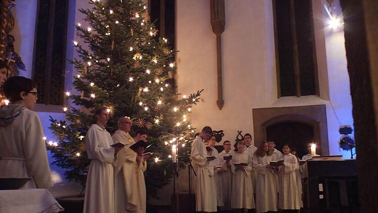 Die besinnliche Atmosphäre der Herzogenauracher Weihnachtsmette konnten heuer zahllose Menschen genießen. Der BR übertrag den Gottesdienst live. Foto: Manfred Welker