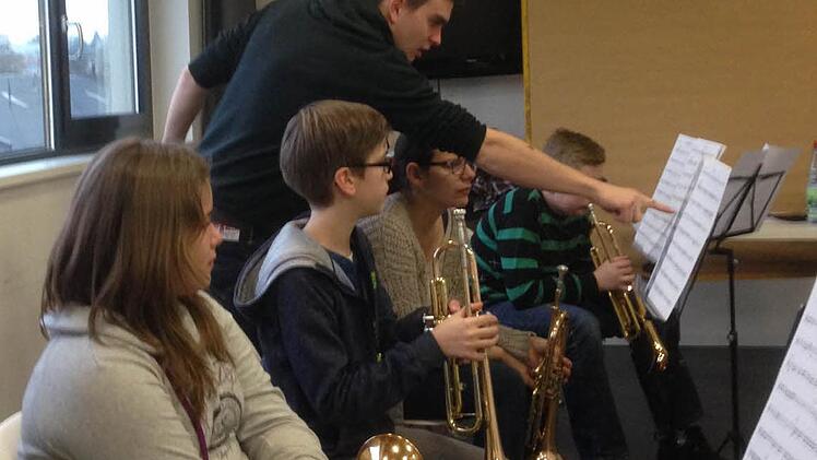 Bei einem Probenwochenende in Schweinfurt haben sich die Musiker aus Katzenbach und Zahlbach auf das Konzert vorbereitet. Foto: privat