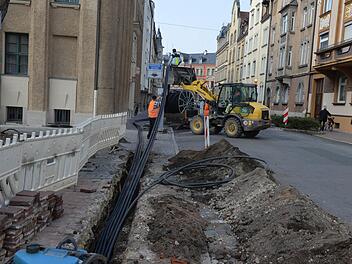 Kabelverlegung in Bamberg: Wie in der Herzog-Max-Straße gibt es derzeit an vielen Stellen in der Stadt Baustellen, durch die der Glasfaserausbau vorangetrieben wird. Hier werden Leitungen für das Netz von Kabel Deutschland vergraben. Foto: Ronald Rinklef