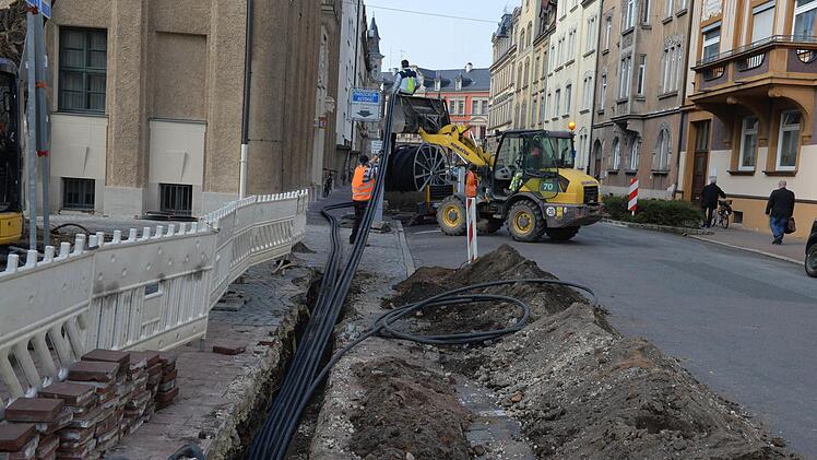 Kabelverlegung in Bamberg: Wie in der Herzog-Max-Straße gibt es derzeit an vielen Stellen in der Stadt Baustellen, durch die der Glasfaserausbau vorangetrieben wird. Hier werden Leitungen für das Netz von Kabel Deutschland vergraben. Foto: Ronald Rinklef
