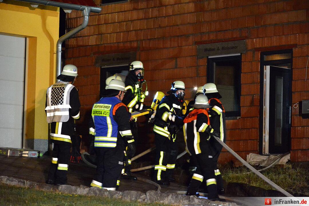 Neugebautes Wohnhaus steht nach Blitzeinschlag lichterloh in Flammen