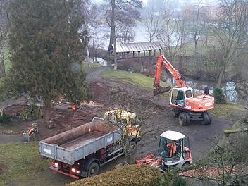 Mit schwerem Gerät sind Mitarbeiter des städtischen Bauhofs angerückt, um das Umfeld des Rückert-Denkmals umzugestalten. Die "Party-Zone" für Pfingstmontag wird gerichtet. Foto: Birgit Kestel