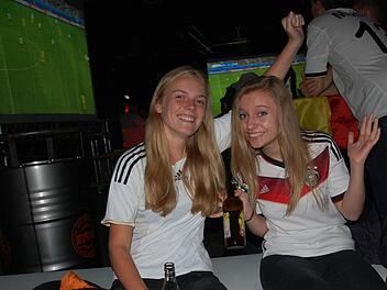 Siegessicher: Fans beim Public Viewing im Coburger Feierraum bei der Partie Deutschland gegen die Ukraine am Sonntag. Foto: Oliver Schmidt