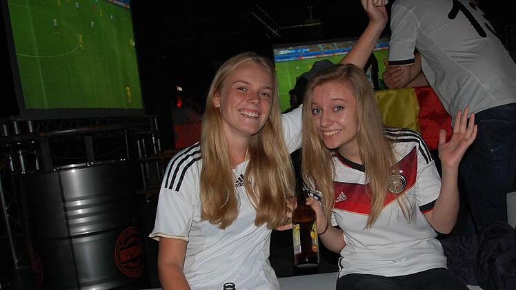 Siegessicher: Fans beim Public Viewing im Coburger Feierraum bei der Partie Deutschland gegen die Ukraine am Sonntag. Foto: Oliver Schmidt