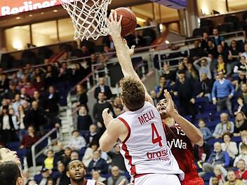 Mit diesem Block gegen Nick Johnson (r.) sorgte Nicolo Melli Sekunden vor dem Ende für die Entscheidung im Pokalfinale. Bamberg holte sich den ersten Titel der Saison und ließ die Bayern zum zweiten Mal in dieser Saison schlecht aussehen. Foto: Daniel Löb