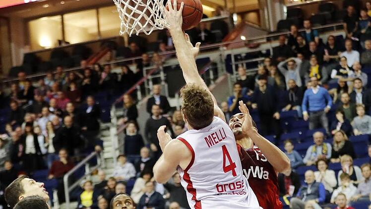 Mit diesem Block gegen Nick Johnson (r.) sorgte Nicolo Melli Sekunden vor dem Ende für die Entscheidung im Pokalfinale. Bamberg holte sich den ersten Titel der Saison und ließ die Bayern zum zweiten Mal in dieser Saison schlecht aussehen. Foto: Daniel Löb