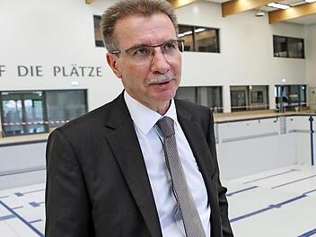 Seit Frühling 2017 ist Peter Scheuenstuhl von den Stadtwerken auch für die Bäder zuständig. Dass auf die erste Sanierung der Beckenböden nun eine zweite erfolgen muss , erfuhr er vor wenigen Tagen.   Fotos: Barbara Herbst