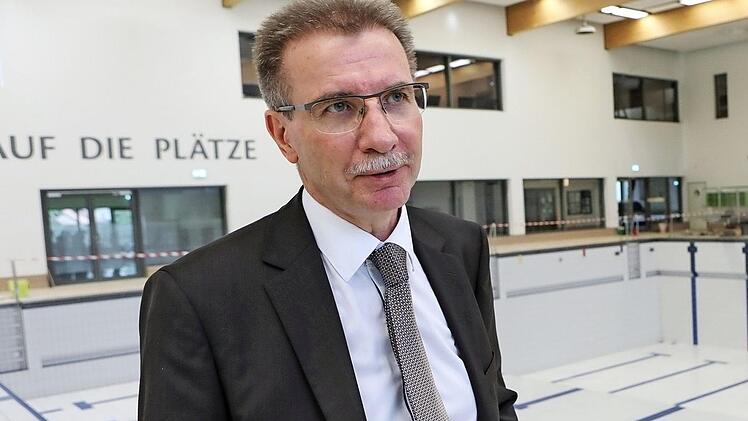Seit Frühling 2017 ist Peter Scheuenstuhl von den Stadtwerken auch für die Bäder zuständig. Dass auf die erste Sanierung der Beckenböden nun eine zweite erfolgen muss , erfuhr er vor wenigen Tagen.   Fotos: Barbara Herbst