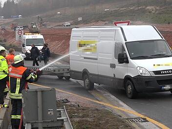 Beim schweren Unfall auf der A3 am Donnerstag ging die Feuerwehr mit Wasser gegen Gaffer vor. Foto: NEWS5 / Merzbach
