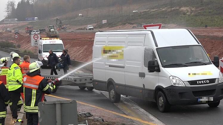 Beim schweren Unfall auf der A3 am Donnerstag ging die Feuerwehr mit Wasser gegen Gaffer vor. Foto: NEWS5 / Merzbach