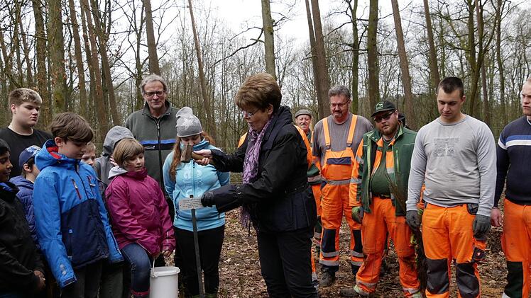 Zweite Bürgermeisterin Elke Protzmann   bringt die  Gedenkplakette an, die daran erinnert, dass die  Glockenbergschüler zum "Tag des Baumes 2018" 400 Spitzahorne und Hainbuchen im Neustadter Stadtwald, Distrikt Haarbrücken, pflanzten.Manja von Nida