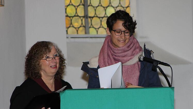 Renate Tallon, Schulbeauftragte des evangelischen Dekanats Bamberg, bei der Amtseinführung von Gemeinderefentin Carolin Ulrich (rechts)Günther Geiling