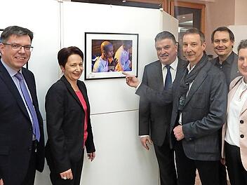 Michael Kraus (Dritter von rechts) mit den Ehrengästen der Vernissage  Foto: Horst Wunner