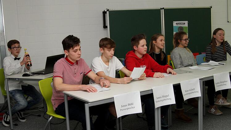 Die Führungscrew der Schülerfirma EBRG mit Vorstandsvorsitzender Nora Diem (rechts).