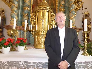 Pfarrer Hans Stiefler vor dem Hochaltar der Hochstahler Pfarrkirche  St. Johannes der Täufer Foto: Thomas Weichert