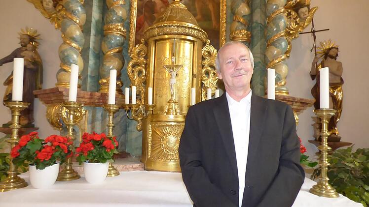 Pfarrer Hans Stiefler vor dem Hochaltar der Hochstahler Pfarrkirche  St. Johannes der Täufer Foto: Thomas Weichert