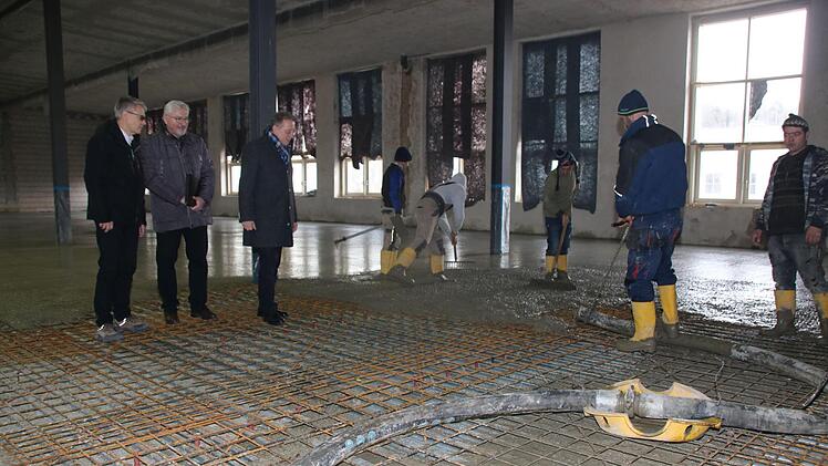 Über zwei Stockwerke wird der Beton für die neuen Decken nach oben gepumpt. Foto: Katrin Geyer