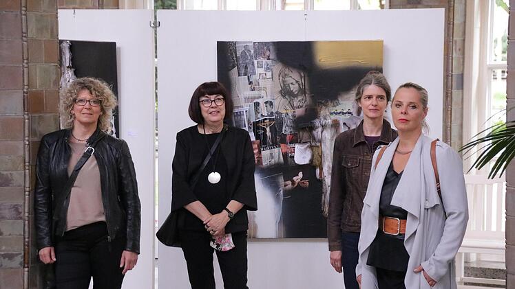 Heidi Lauter (von links), Silvia Pfister-Stanjek, Ulrike Heim und Romana Kochanowski bei einem Rundgang durch die Sommerausstellung. Foto: Benedikt Borst