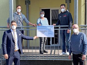 Bei der Spendenübergabe (von links unten im Uhrzeigersinn): Christoph Rüger (Volksbank Forchheim), Sebastian Hösch (Jugendbeauftragter Stadt Forchheim), Ulrike Jochemczyk (Hospizverein), Frank Hoffmann (Funzl-Kickers) und Henning Hofmeister (Hospizverein)