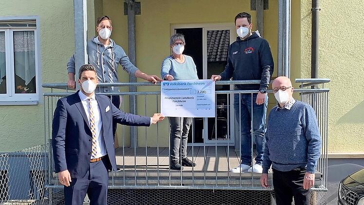 Bei der Spendenübergabe (von links unten im Uhrzeigersinn): Christoph Rüger (Volksbank Forchheim), Sebastian Hösch (Jugendbeauftragter Stadt Forchheim), Ulrike Jochemczyk (Hospizverein), Frank Hoffmann (Funzl-Kickers) und Henning Hofmeister (Hospizverein)