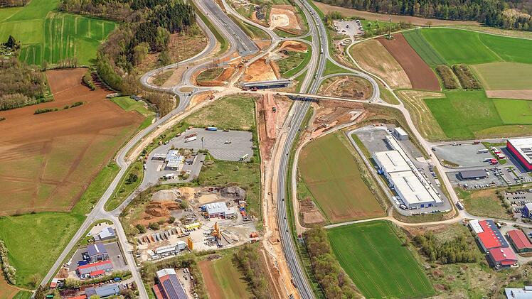 Dieses Luftbild zeigt deutlich die Dimension der Baumaßnahme. Die neue   A 70   weicht bis zu 200 Meter von der jetzigen Autobahntrasse ab.