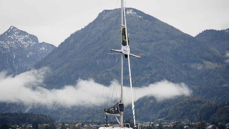 Nicht ganz so pittoresk wie im Heimatfilm kommt der Wolfgangsee im "Salzburg-Krimi" daher. An den Mast eines Bootes gefesselt, wird der erste Tote einer Mordserie aufgefunden.