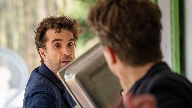Absurd und oft albern, aber nie bl&ouml;de: "Rosen und Reis" mit Oliver Wnuk in einer Hauptrolle scheut sich auch vor gelegentlichem Slapstick nicht.