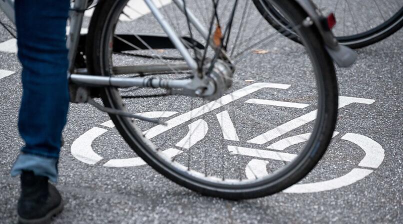Schwerer Unfall in N&uuml;rnberg: Radfahrer stirbt nach Zusammensto&szlig; mit Auto
