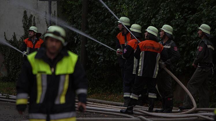 Am Dienstagnachmittag (06.08.2013) kam es in Aha zu einem Vollbrand einer Scheune. Der Brand wurde durch einen Blitzschlag ausgeloest. In der Scheune befanden sich zahlreiche Rinder, die aber noch rechtzeitig aus den Flammen befreit werden konnten. Personen kamen nach ersten Aussagen nicht zu Schaden. Insgesamt waren 150 Feuerwehrleute im Einsatz. Foto: News5 / Goppelt
