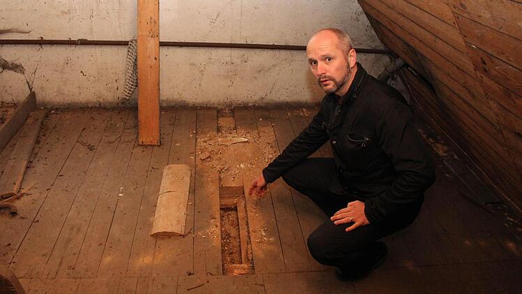 Krankenhaus-Verwaltungschef Prickarz inspiziert den Boden im Dachgeschoss. Foto: Andreas Dorsch