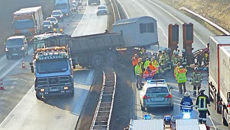 Der Verkehr auf der Maintalautobahn wurde durch den Unfall bei Knetzgau erheblich beeinträchtigt. Teilweise wurde komplett gesperrt.