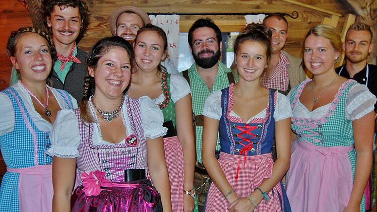 Erster Abend in der Oktoberfest-Hüttn.  Foto: Sigismund von Dobschütz