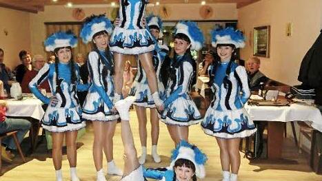 Die Kupferberger Prinzengarde in der Schlussphase ihres Showtanzes in Ludwigschorgast. Foto: Tobias Braunersreuther