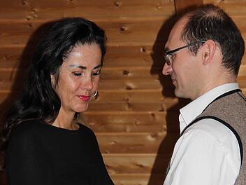 Absolutes Vertrauen und sich aufeinander einlassen will gelernt sein: Norbert und Manuela tanzen andere Standardtänze - vor allem Salsa - häufiger. Der Tango ist etwas ganz neues für sie. Foto: Katharina Müller-Sanke