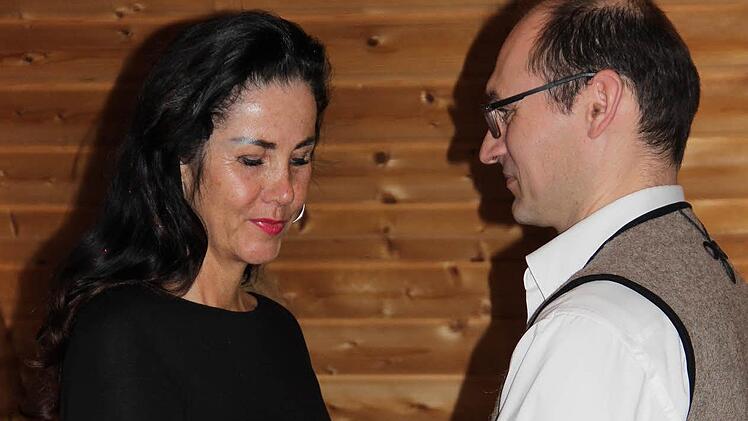 Absolutes Vertrauen und sich aufeinander einlassen will gelernt sein: Norbert und Manuela tanzen andere Standardtänze - vor allem Salsa - häufiger. Der Tango ist etwas ganz neues für sie. Foto: Katharina Müller-Sanke