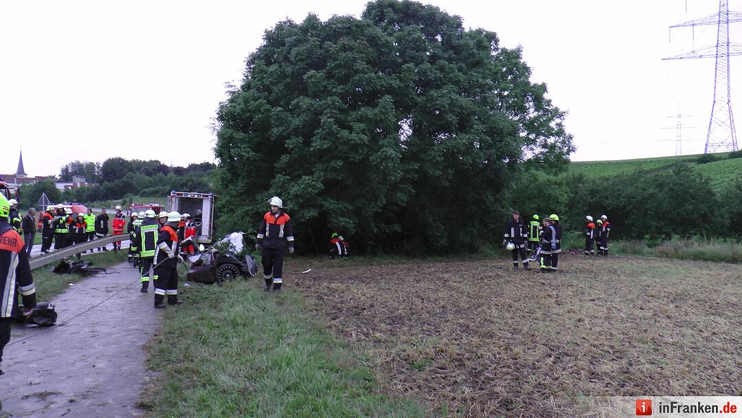 Fahrzeug bei Unfall in Frankenwinheim komplett zerstört