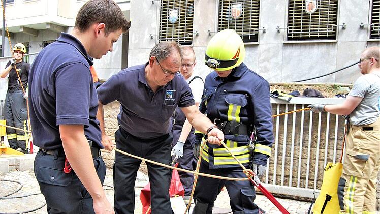 Kreisbrandmeister und Lehrgangsleiter Georg Helfrich (Mitte) zeigte den Feuerwehrleuten die Handhabung des Sicherungsseils.Sigismund von Dobschütz