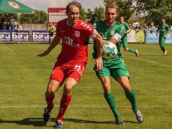 Im Kampf um den Ballbesitz begegnen sich der in der 57. Minute eingewechselte Aubstadter Julian Grell und der Sander Andr&eacute; Karmann. Foto: Rudi D&uuml;mpert