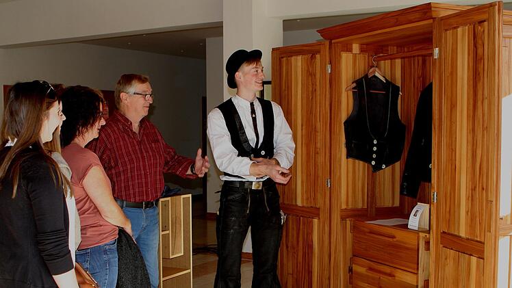 Der frischgebackene Meister Erik Burkhardt aus Presseck im Landkreis Kulmbach erklärt den Besuchern seinen "Kluftschrank" mit sehr vielen Details im Innenbereich. Foto: Günther Geiling